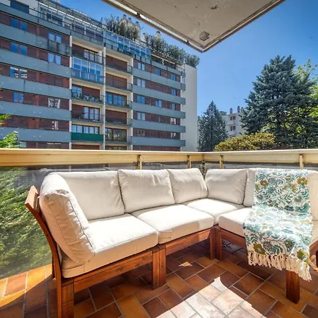 Beautiful Contemporary With Parking Apartment
